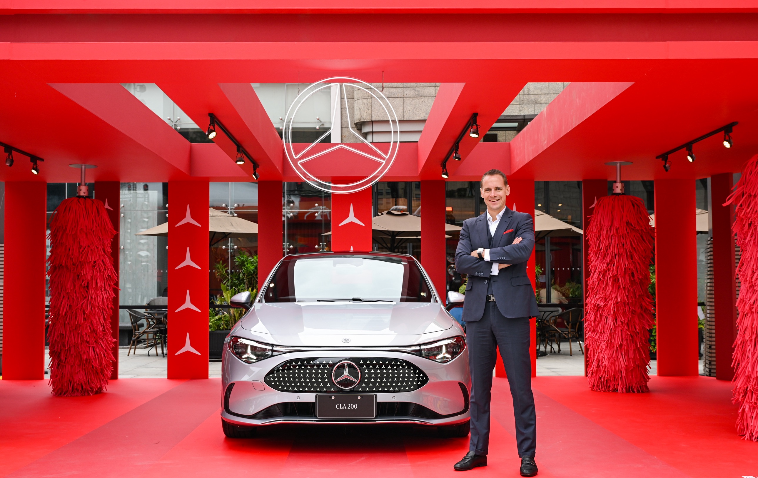 圖2、台灣賓士總裁暨執行長賴恩凱 (Mark Raine) 先生公布全新 CLA 正式售價 187 萬起